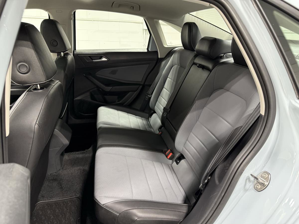 Used 2025 Volkswagen Jetta SE w/ Sunroof Package image 19