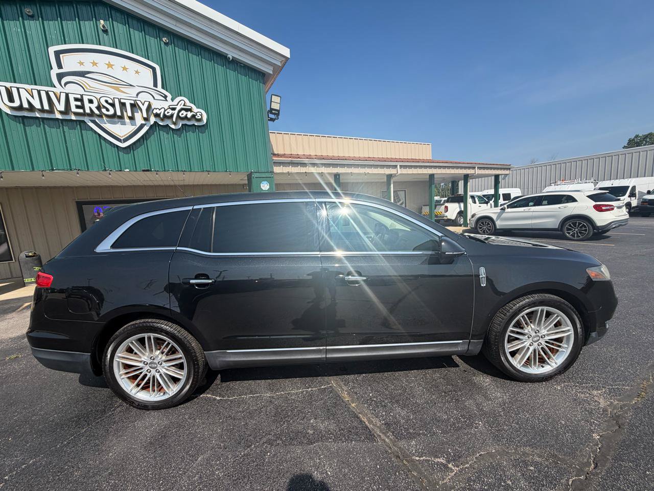 Used 2014 Lincoln MKT AWD image 2