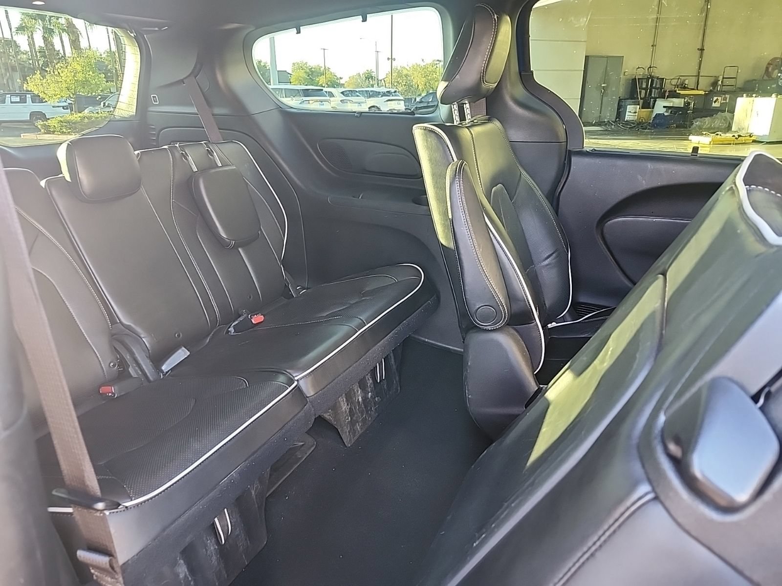 Used 2021 Chrysler Pacifica Limited w/ Uconnect Theater Family Group FWD image 26