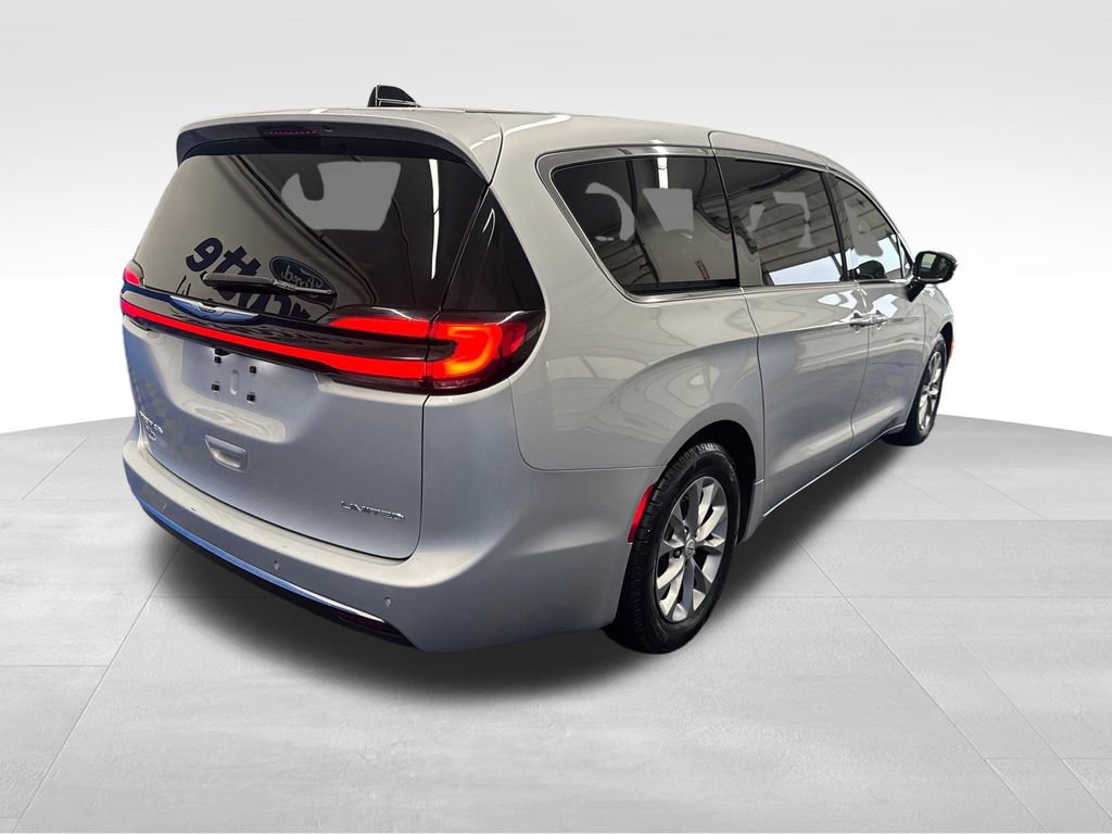 Used 2026 Chrysler Pacifica Limited FWD image 6