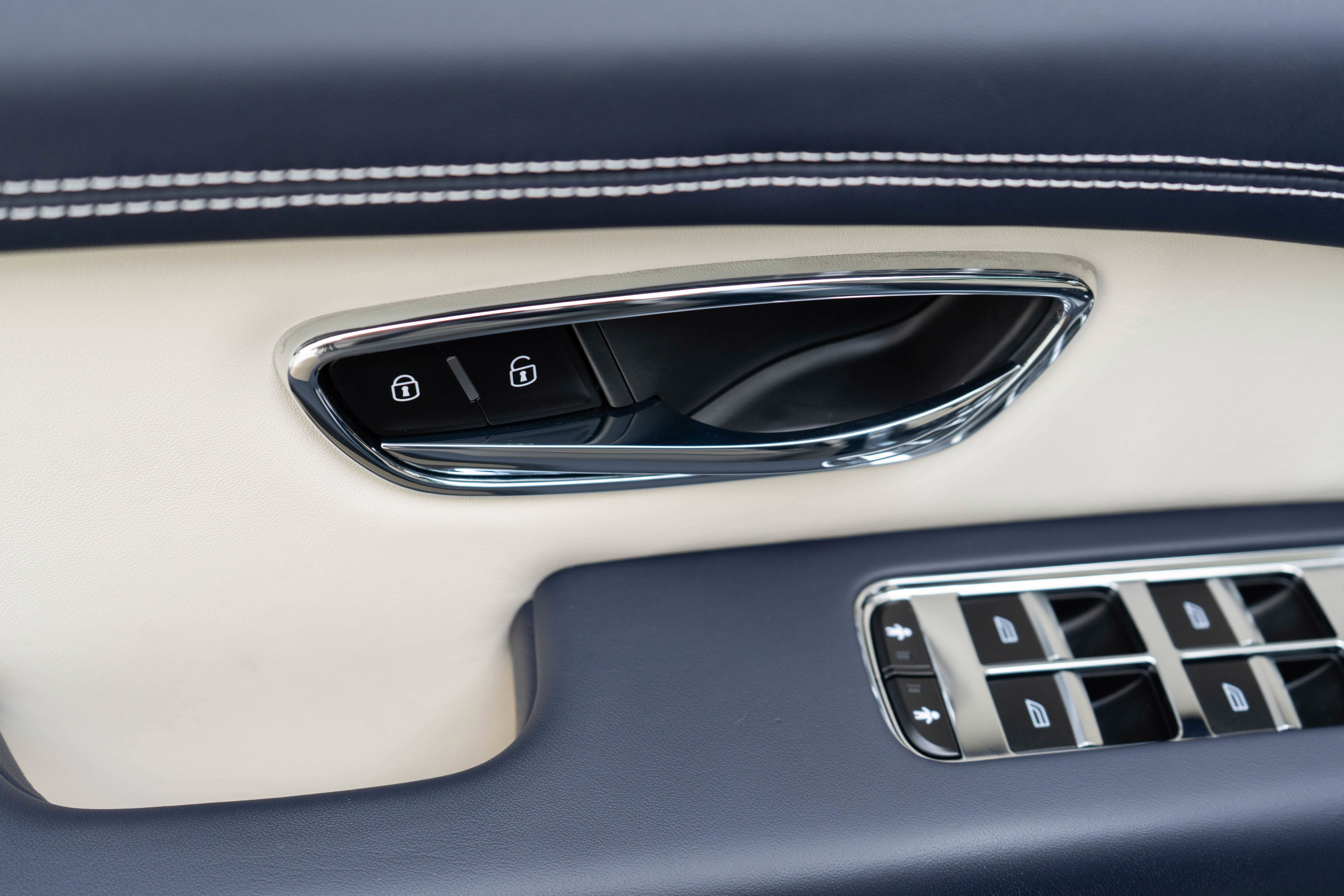 Used 2023 Bentley Bentayga image 13