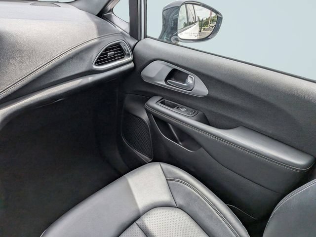 Used 2024 Chrysler Pacifica Limited FWD image 16