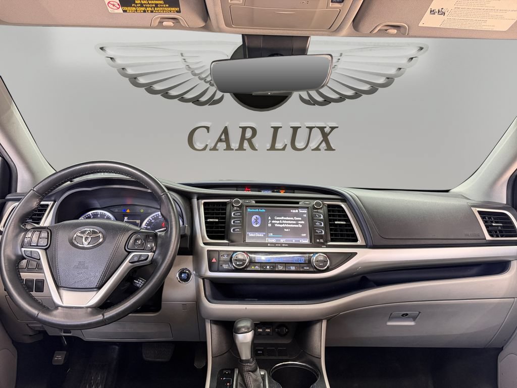 Used 2019 Toyota Highlander XLE FWD image 11