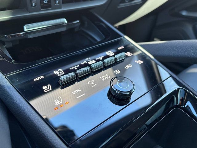 Used 2025 Porsche Cayenne AWD/4WD image 22