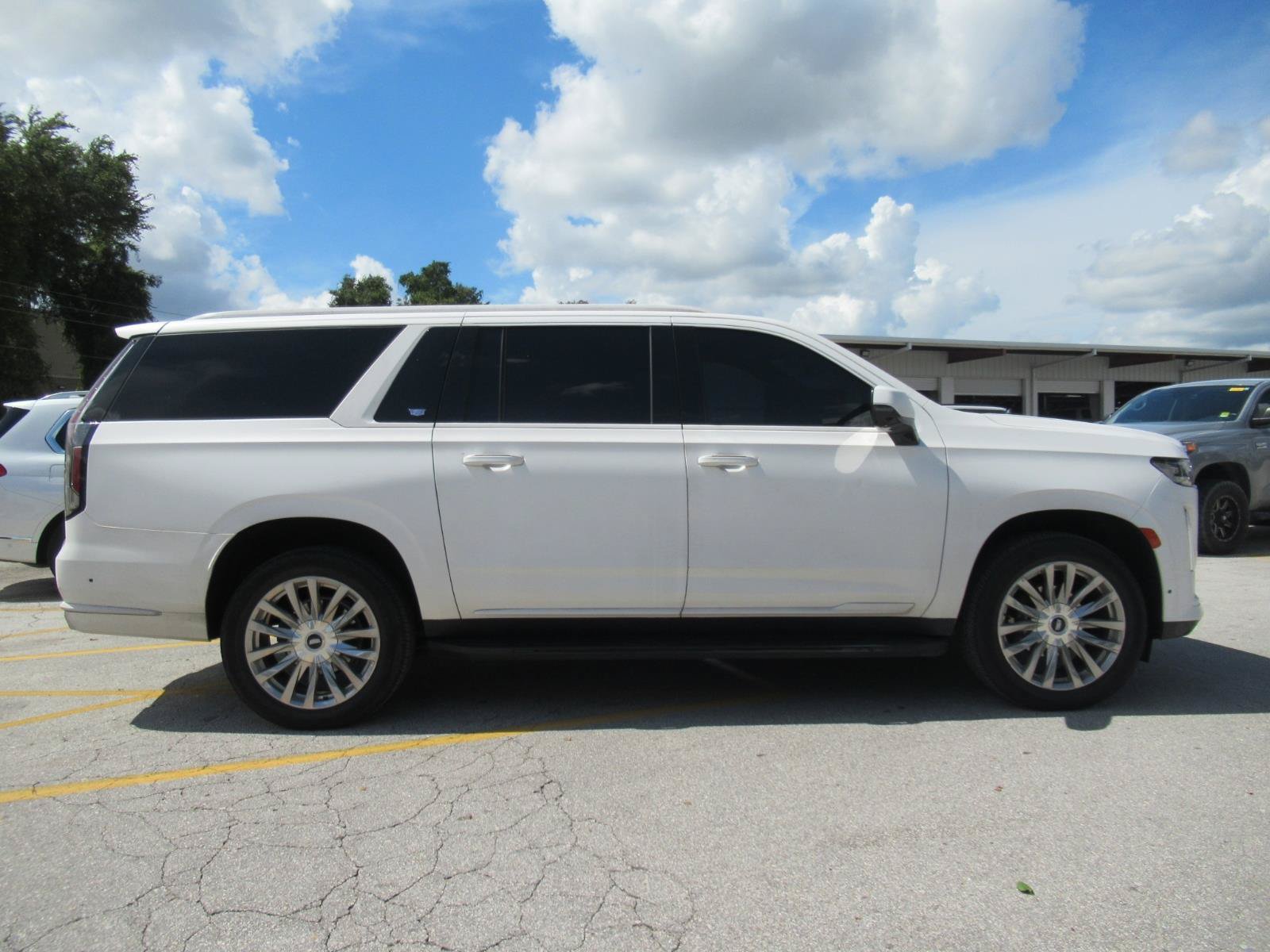 Used 2023 Cadillac Escalade ESV Premium Luxury AWD/4WD image 2