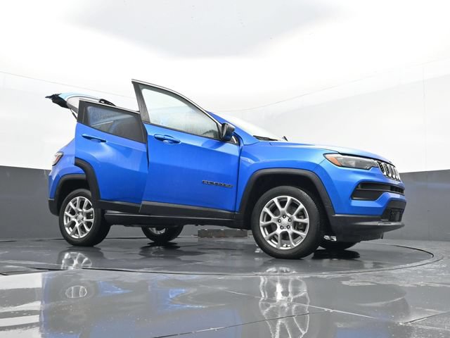 Used 2024 Jeep Compass Latitude w/ Sun and Sound Group AWD/4WD image 33