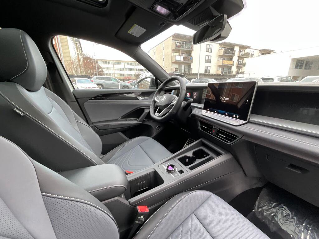 New 2026 Volkswagen Tiguan SE R-Line image 17