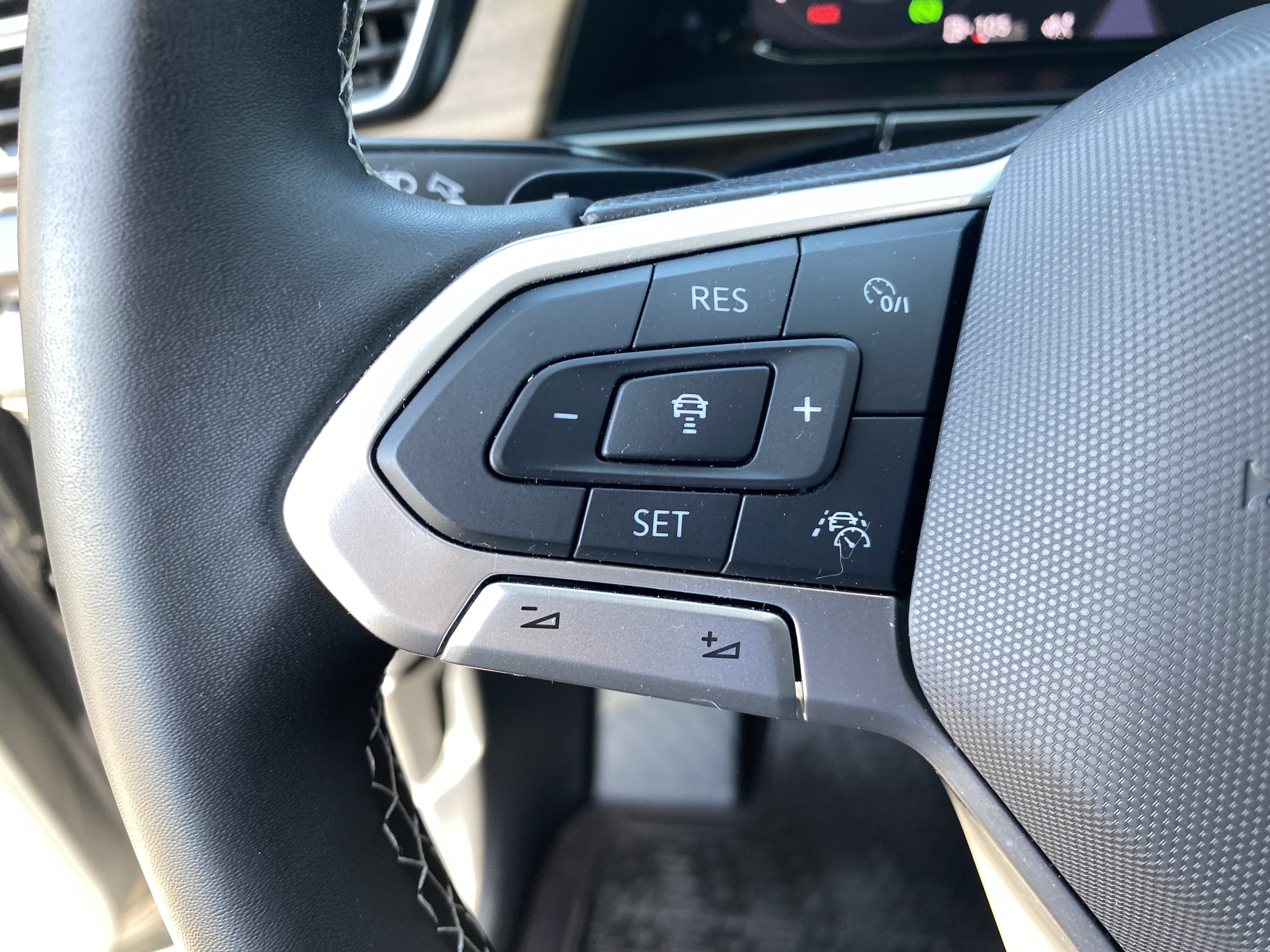 Used 2024 Volkswagen Atlas SE FWD image 30
