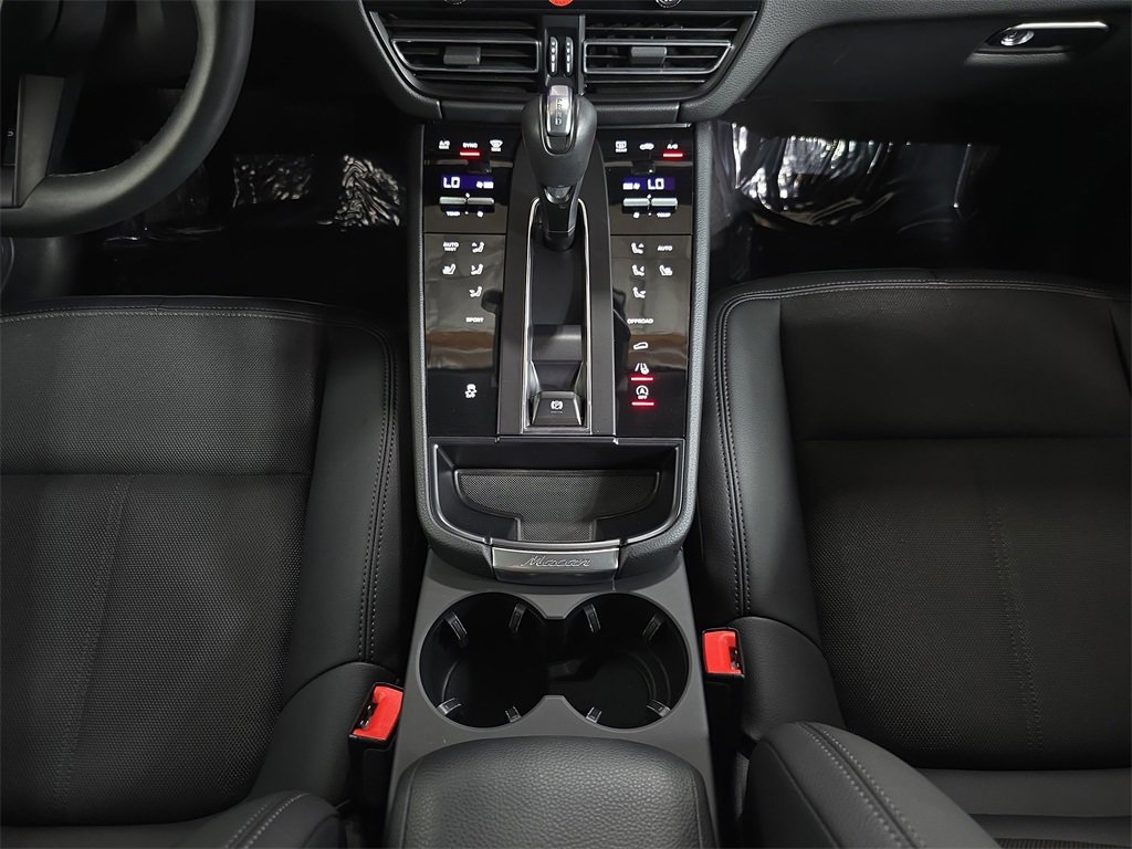 Certified 2025 Porsche Macan image 20