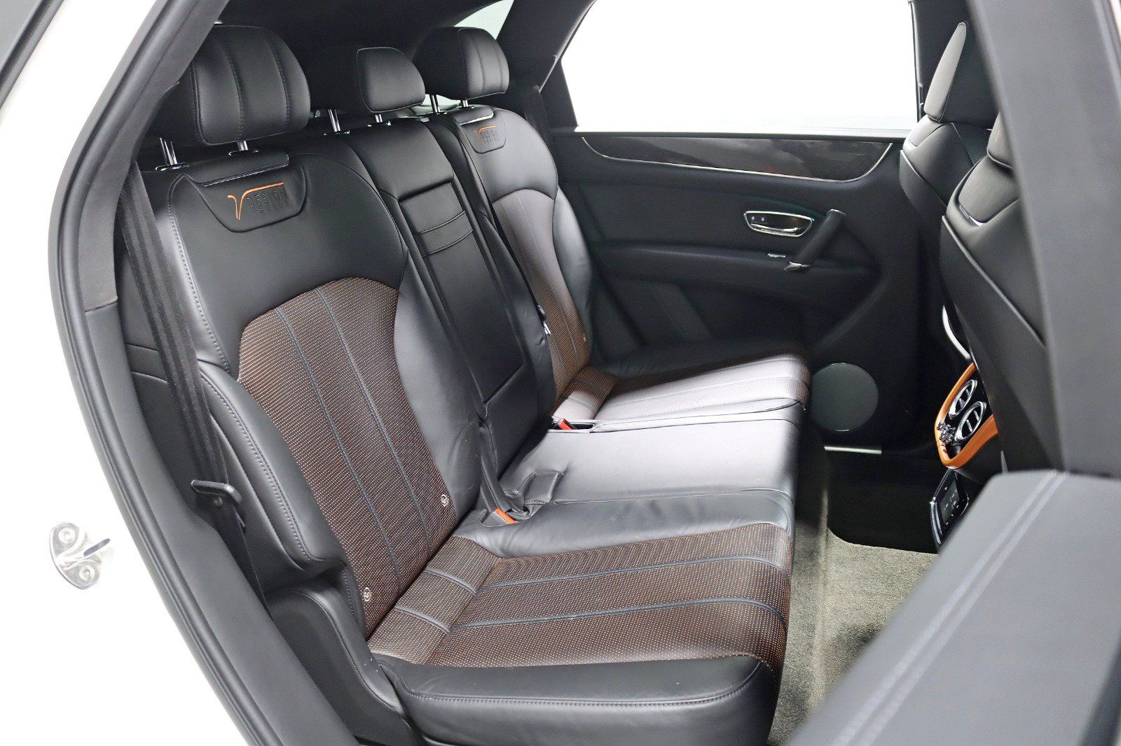 Used 2020 Bentley Bentayga Design Series AWD/4WD image 32
