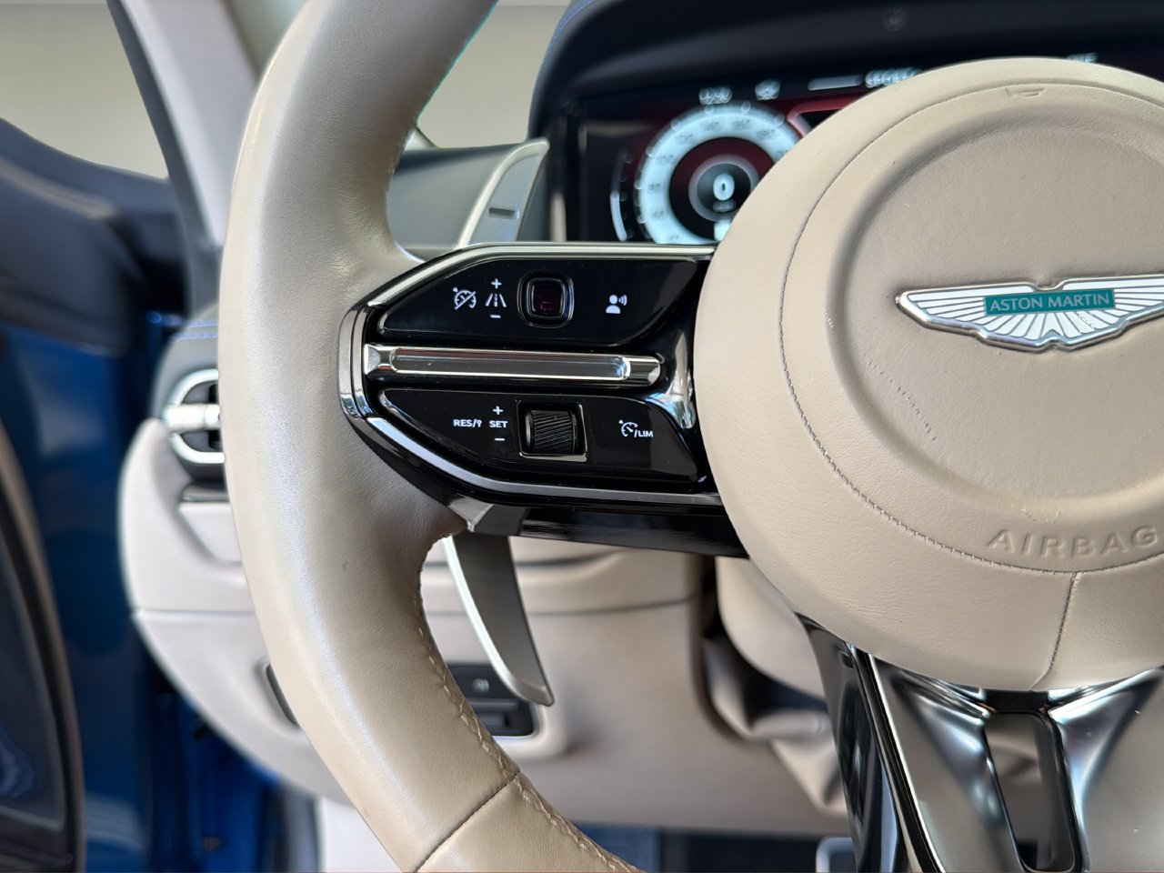 Used 2024 Aston Martin DB12 Coupe RWD image 31