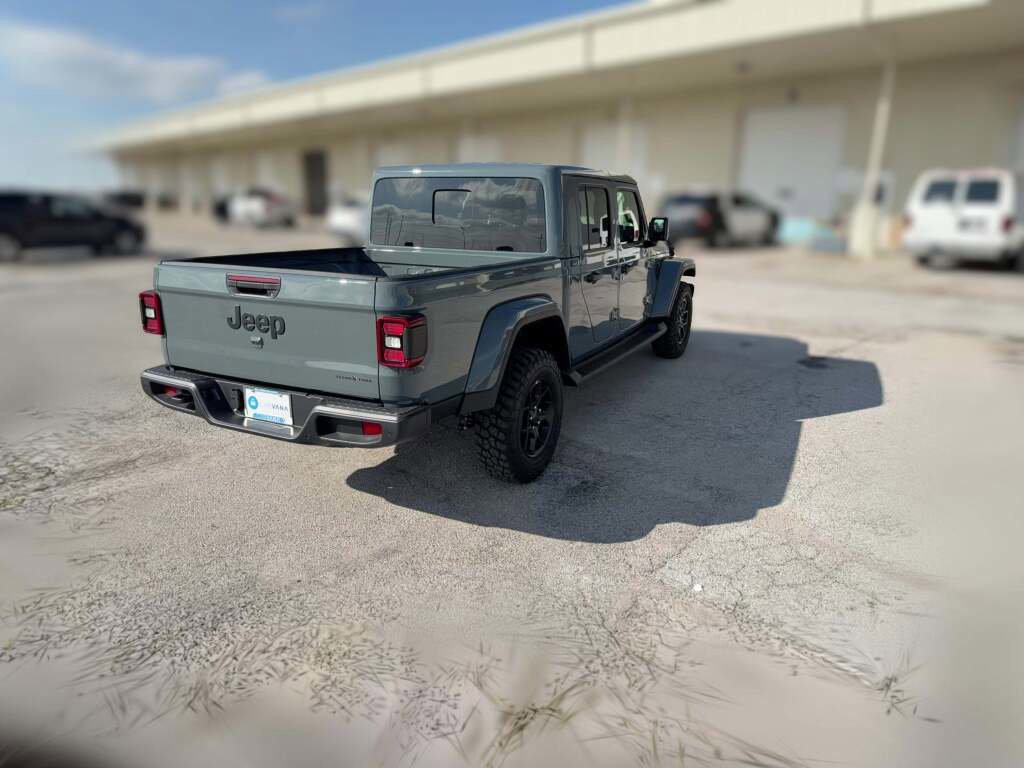 New 2025 Jeep Gladiator Sport image 11