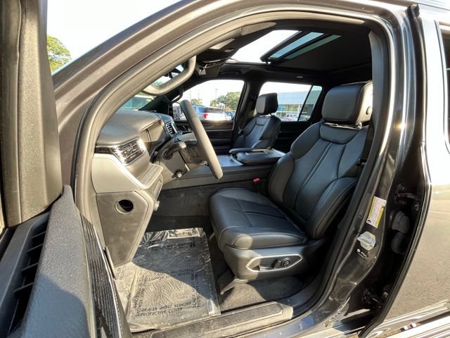 Used 2023 Jeep Wagoneer Series III w/ Premium Group I AWD/4WD image 19