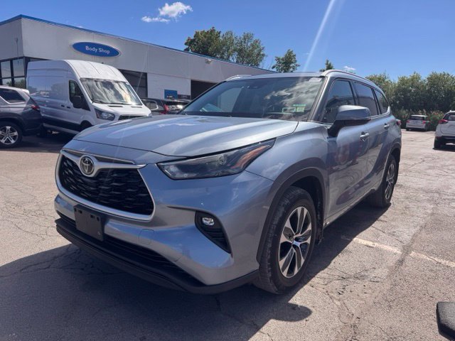Used 2022 Toyota Highlander XLE AWD/4WD image 4