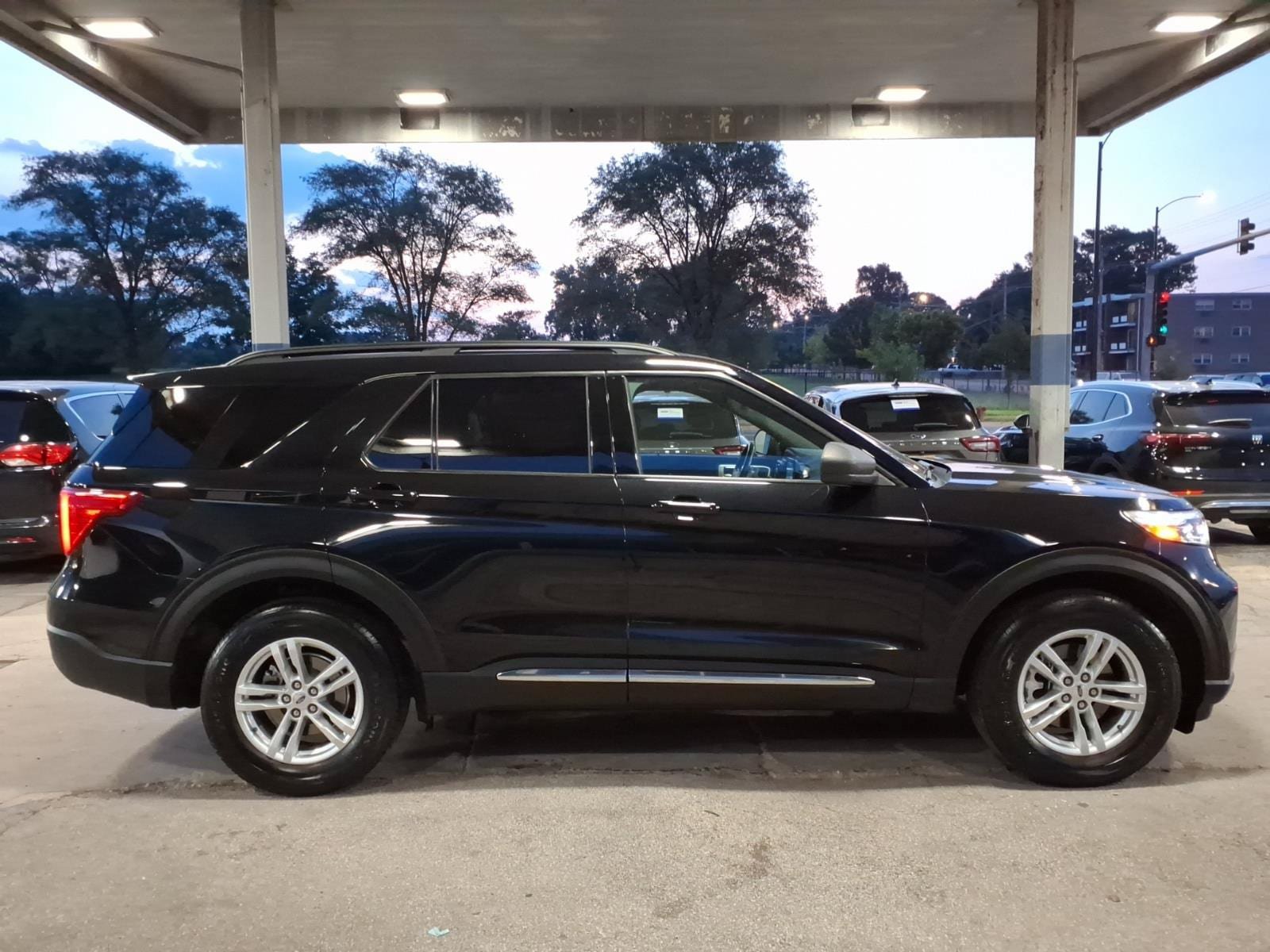 Used 2020 Ford Explorer XLT w/ Equipment Group 202A AWD/4WD image 2