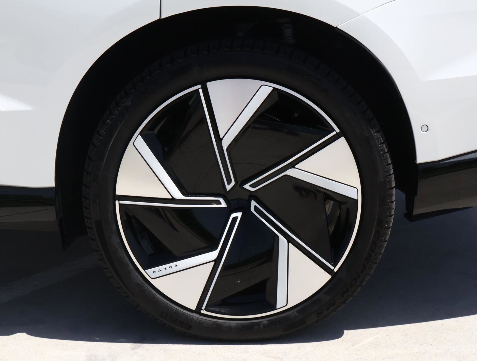 Used 2025 Volvo EX90 Ultra image 9