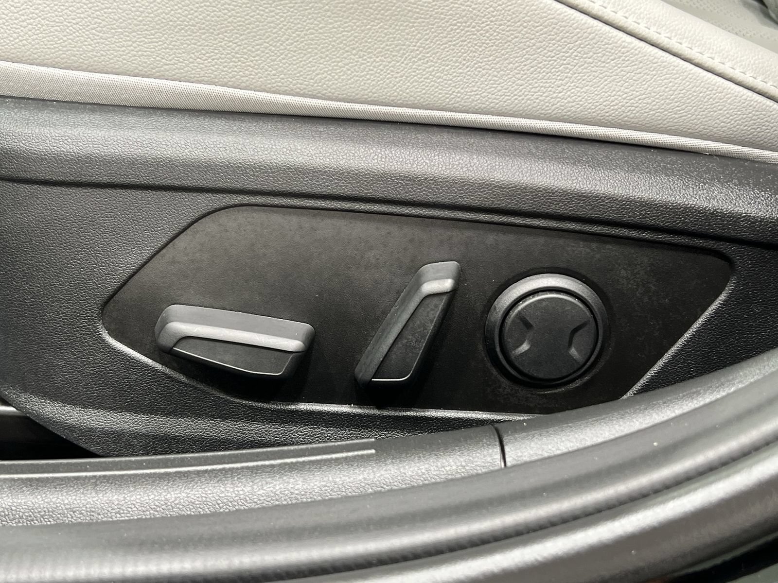 Used 2025 Hyundai Elantra Limited FWD image 12