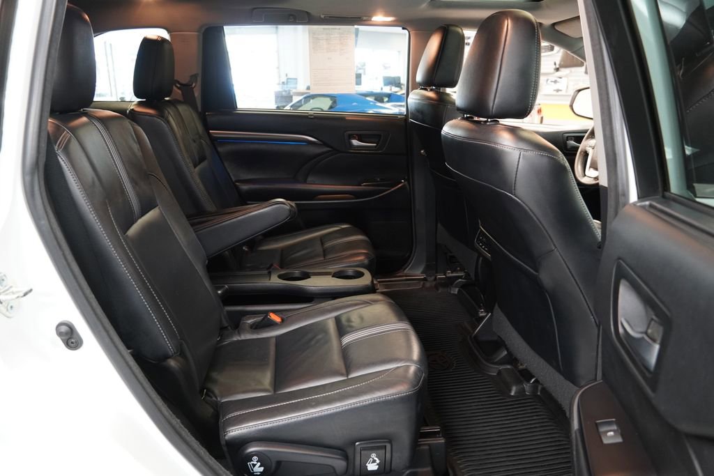 Used 2018 Toyota Highlander SE image 31