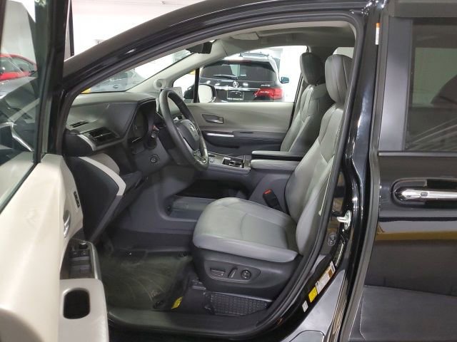 Used 2024 Toyota Sienna Limited image 11