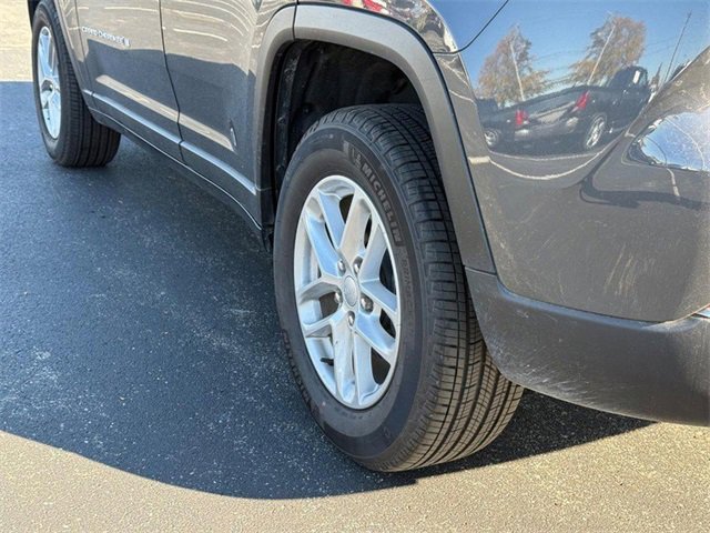 Used 2025 Jeep Grand Cherokee Laredo X image 6