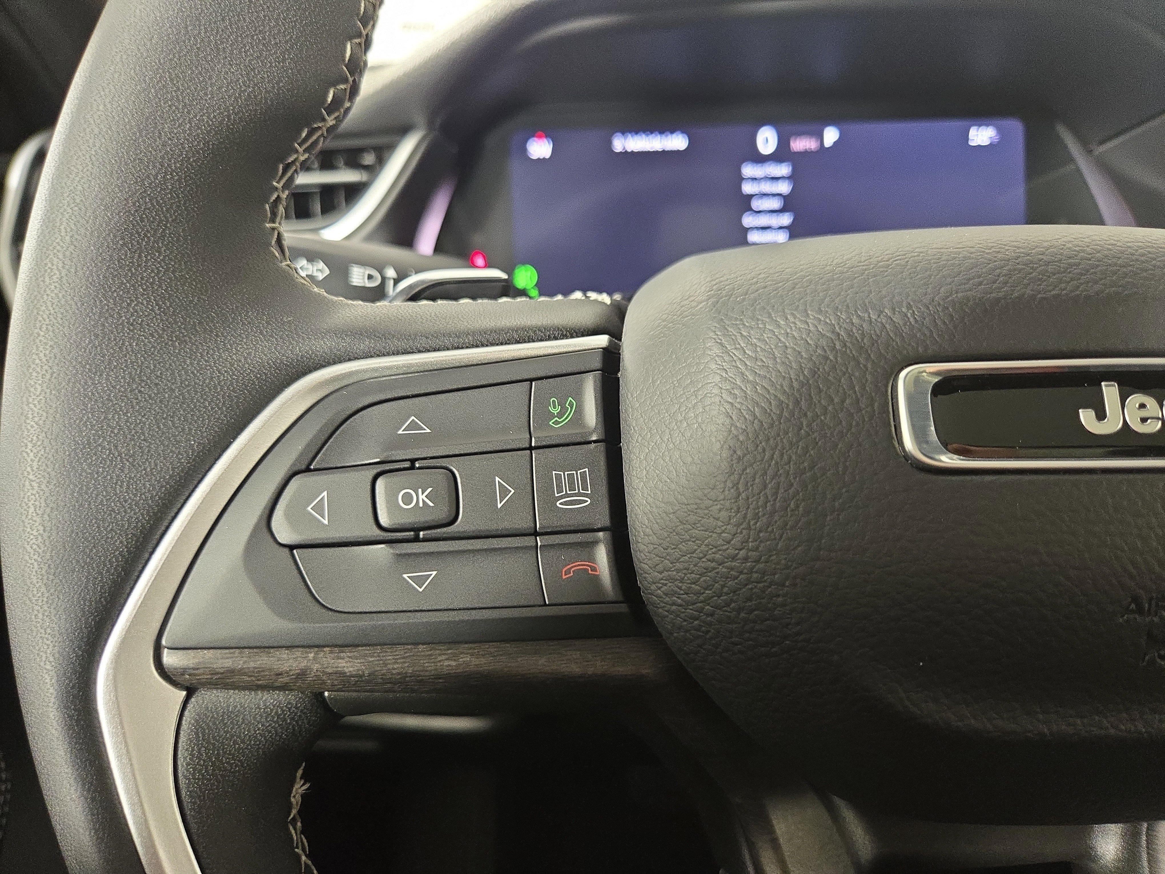 Used 2025 Jeep Grand Cherokee Limited w/ Black Appearance Package image 16