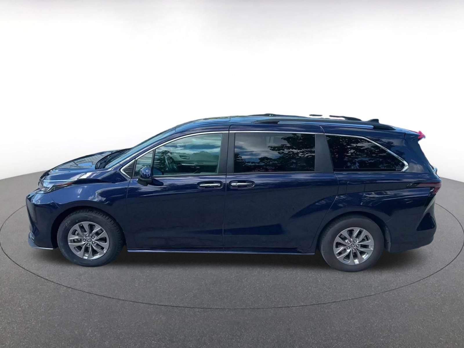 Used 2025 Toyota Sienna XLE FWD image 8