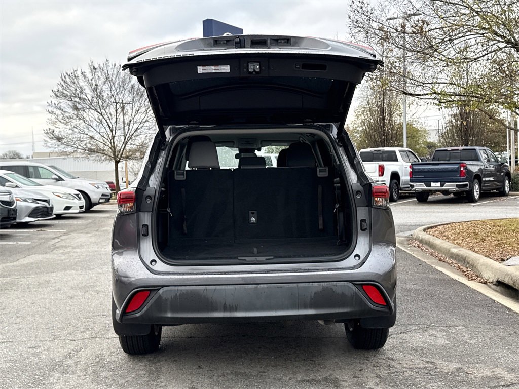 Used 2021 Toyota Highlander LE image 16