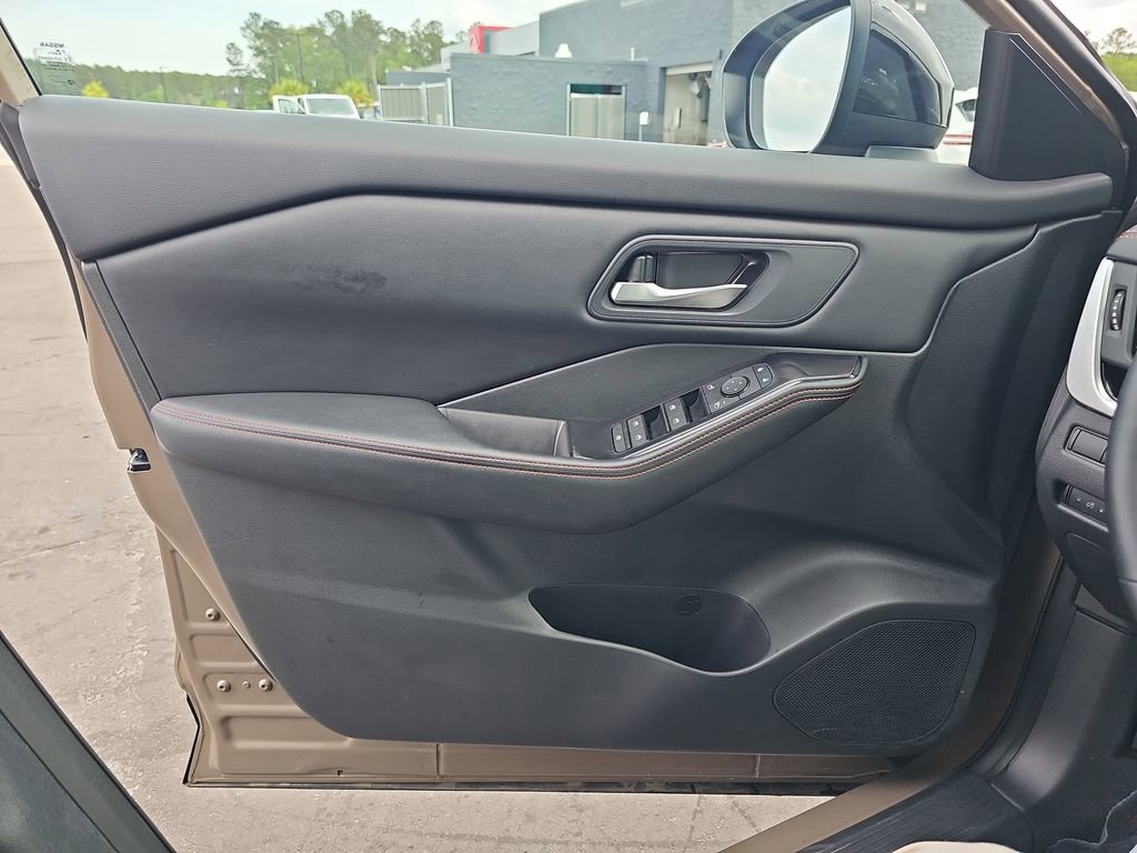 Used 2025 Nissan Rogue SV image 30