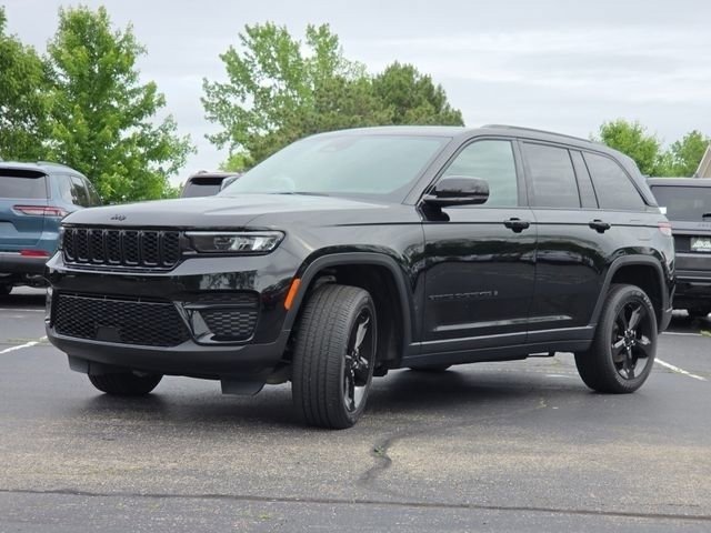 Used 2024 Jeep Grand Cherokee Altitude AWD/4WD image 18