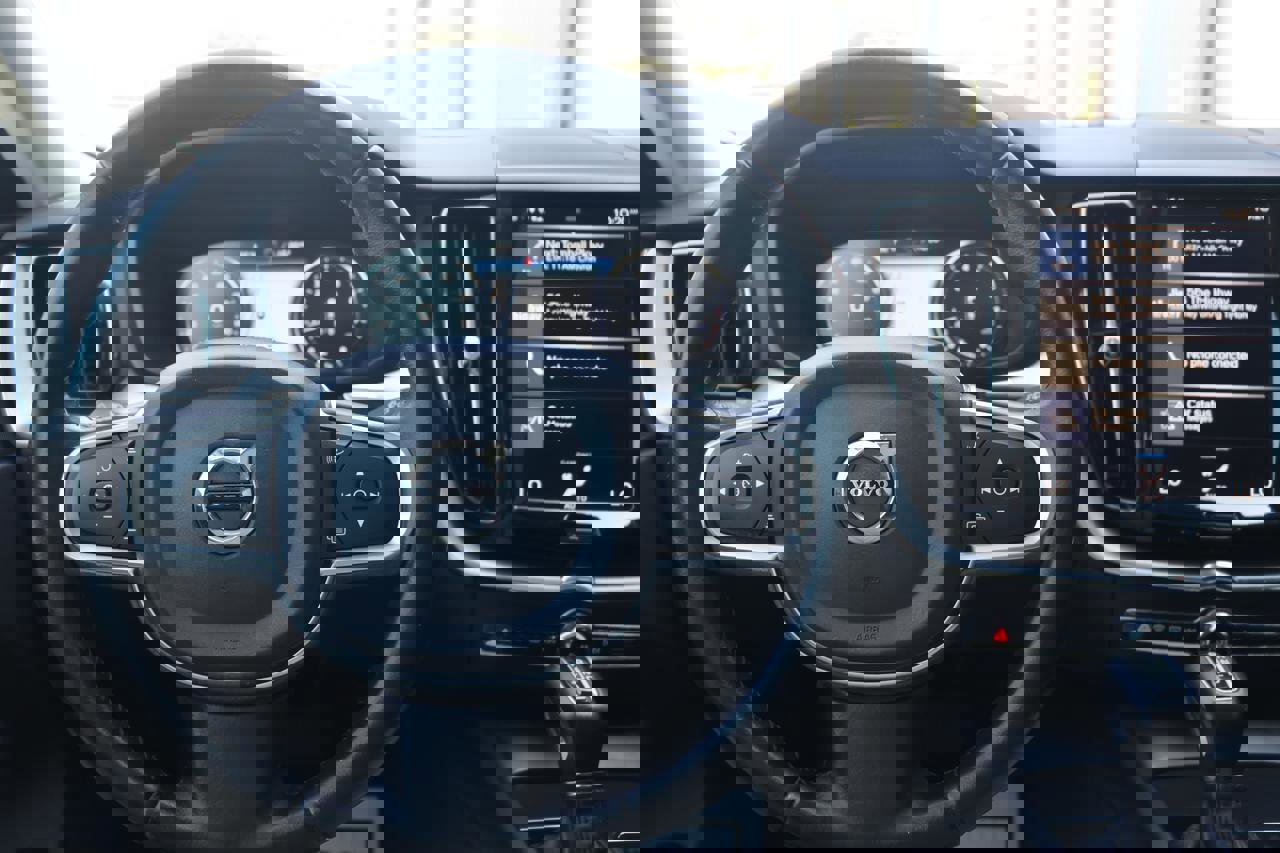 Used 2018 Volvo XC60 T5 Momentum w/ Convenience Package image 34