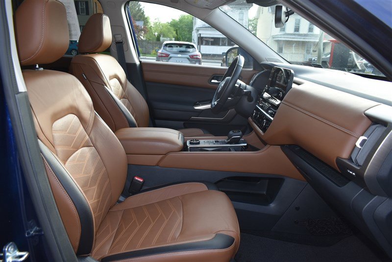 Used 2022 Nissan Pathfinder Platinum w/ Cargo Package image 36