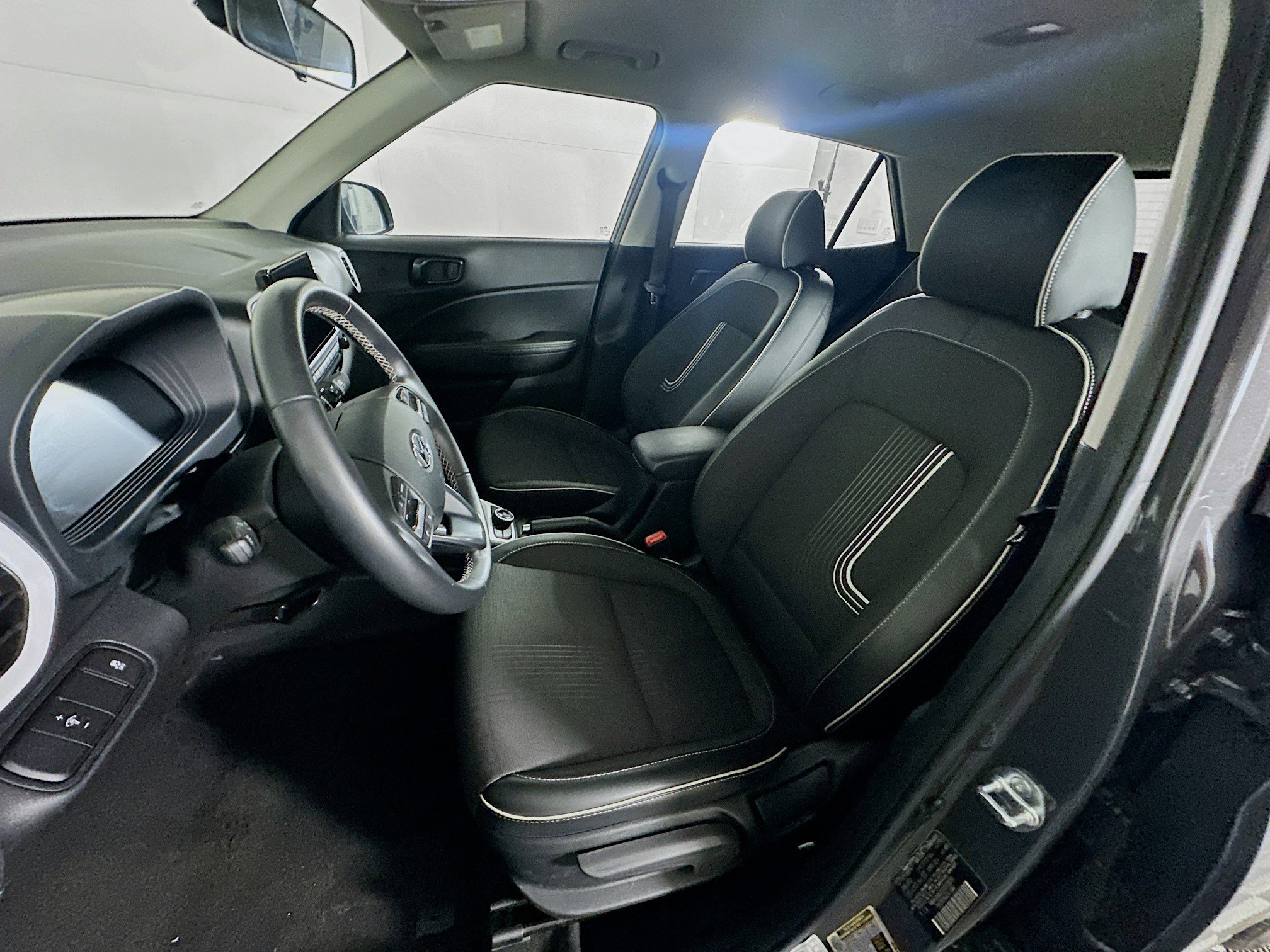 Used 2025 Hyundai Venue Limited image 13