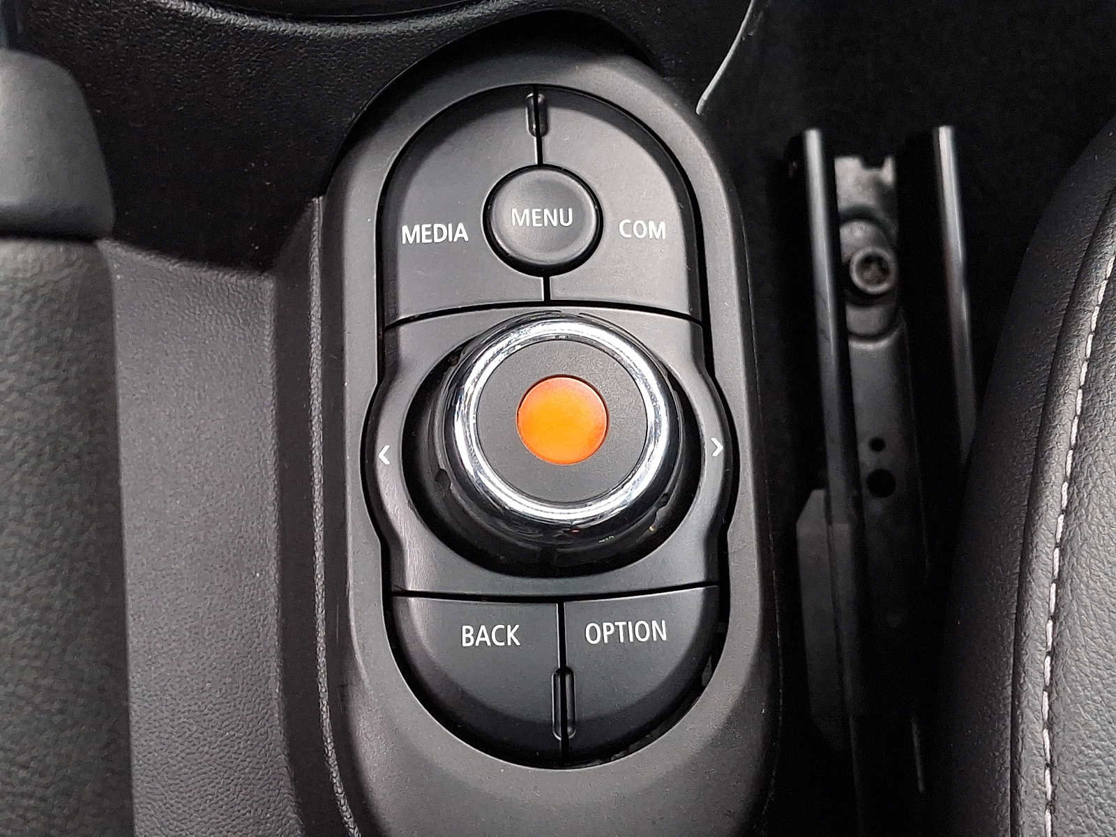 Used 2019 MINI Cooper 4-Door Hardtop w/ Signature Upholstery Package image 21