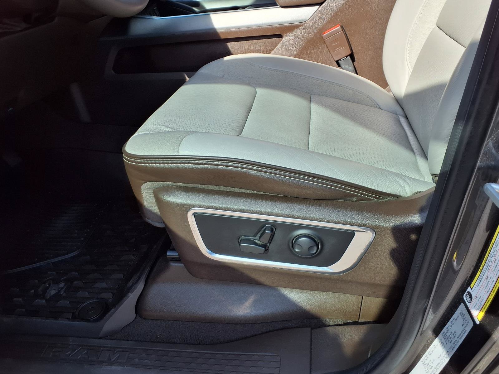 Used 2025 RAM 1500 Laramie AWD/4WD image 17