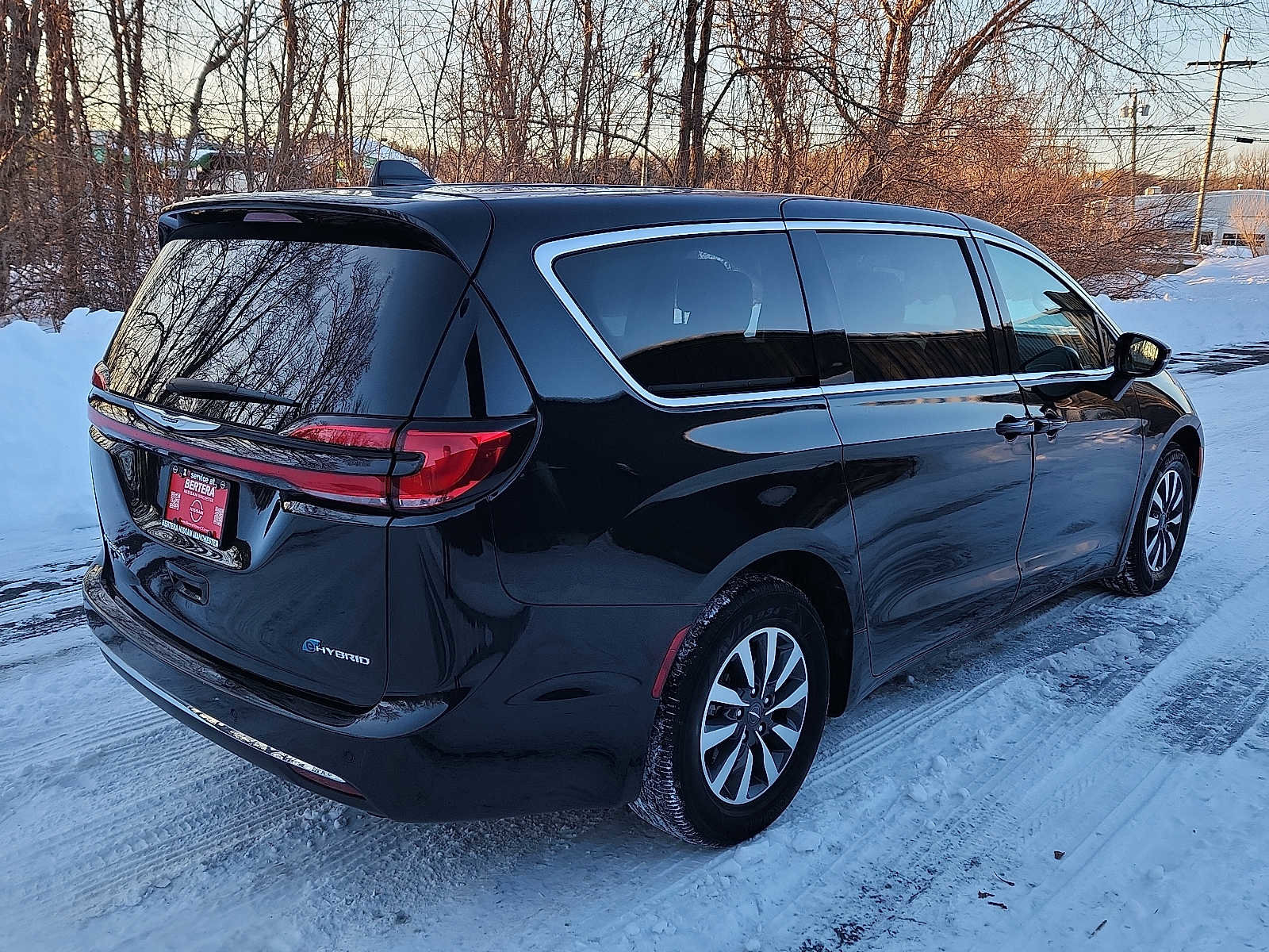 Used 2024 Chrysler Pacifica Select image 4