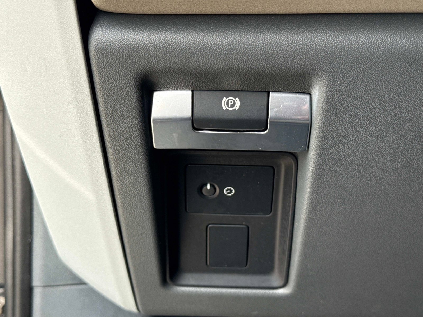 Used 2022 Land Rover Defender 110 S image 31