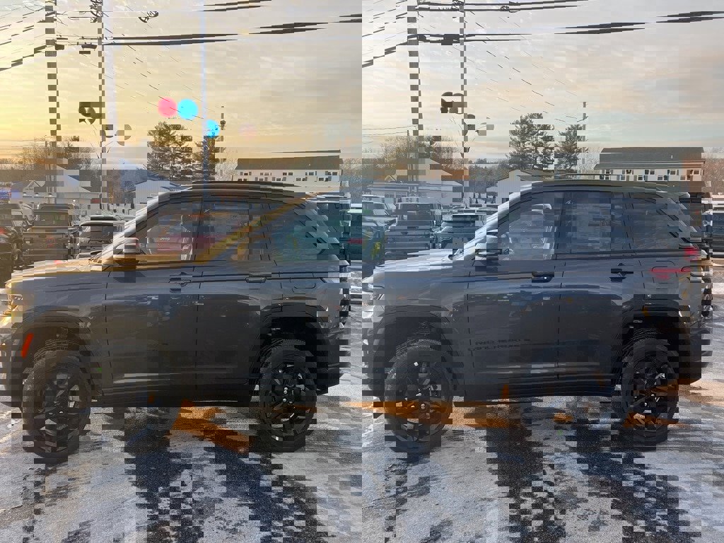 New 2025 Jeep Grand Cherokee Altitude image 4