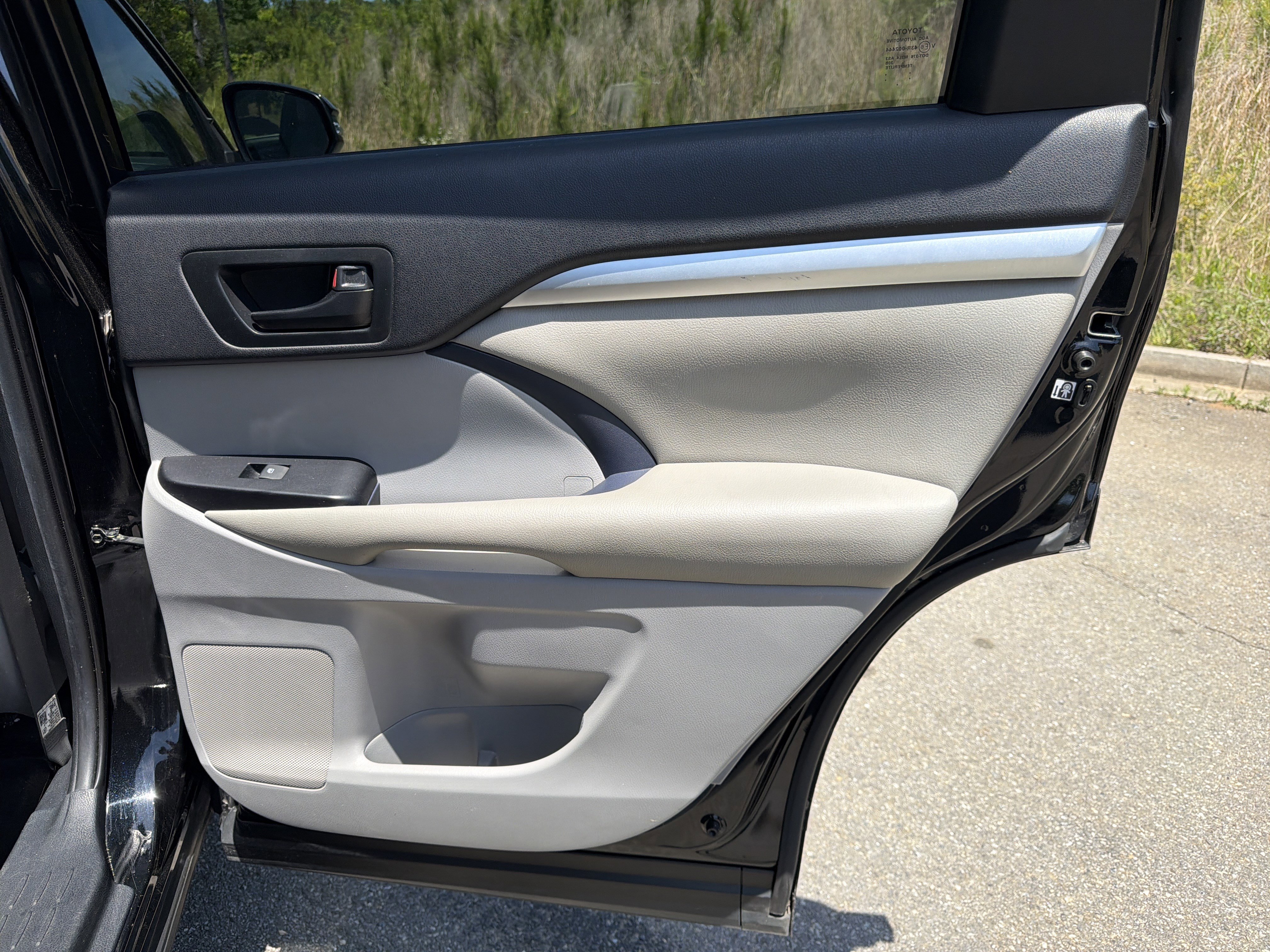 Used 2019 Toyota Highlander LE FWD image 16