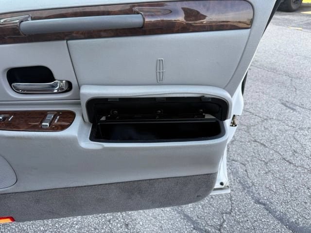 Used 2002 Lincoln Town Car Executive RWD image 16