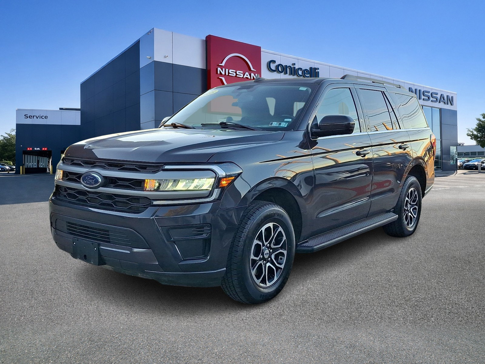 Used 2024 Ford Expedition XLT AWD/4WD image 3