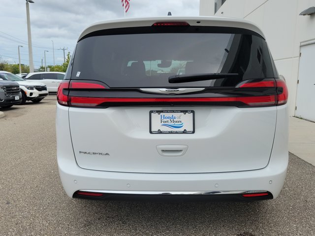 Used 2024 Chrysler Pacifica Touring-L FWD image 5