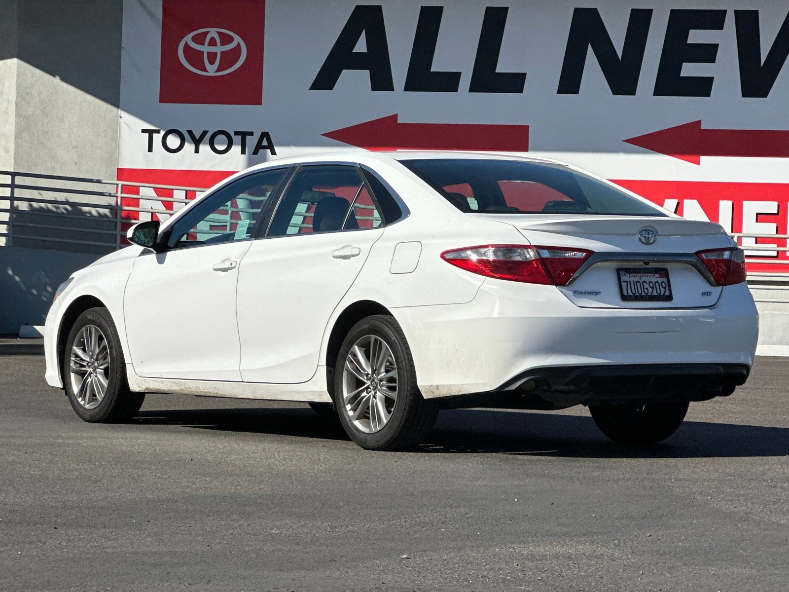 Used 2017 Toyota Camry SE image 3