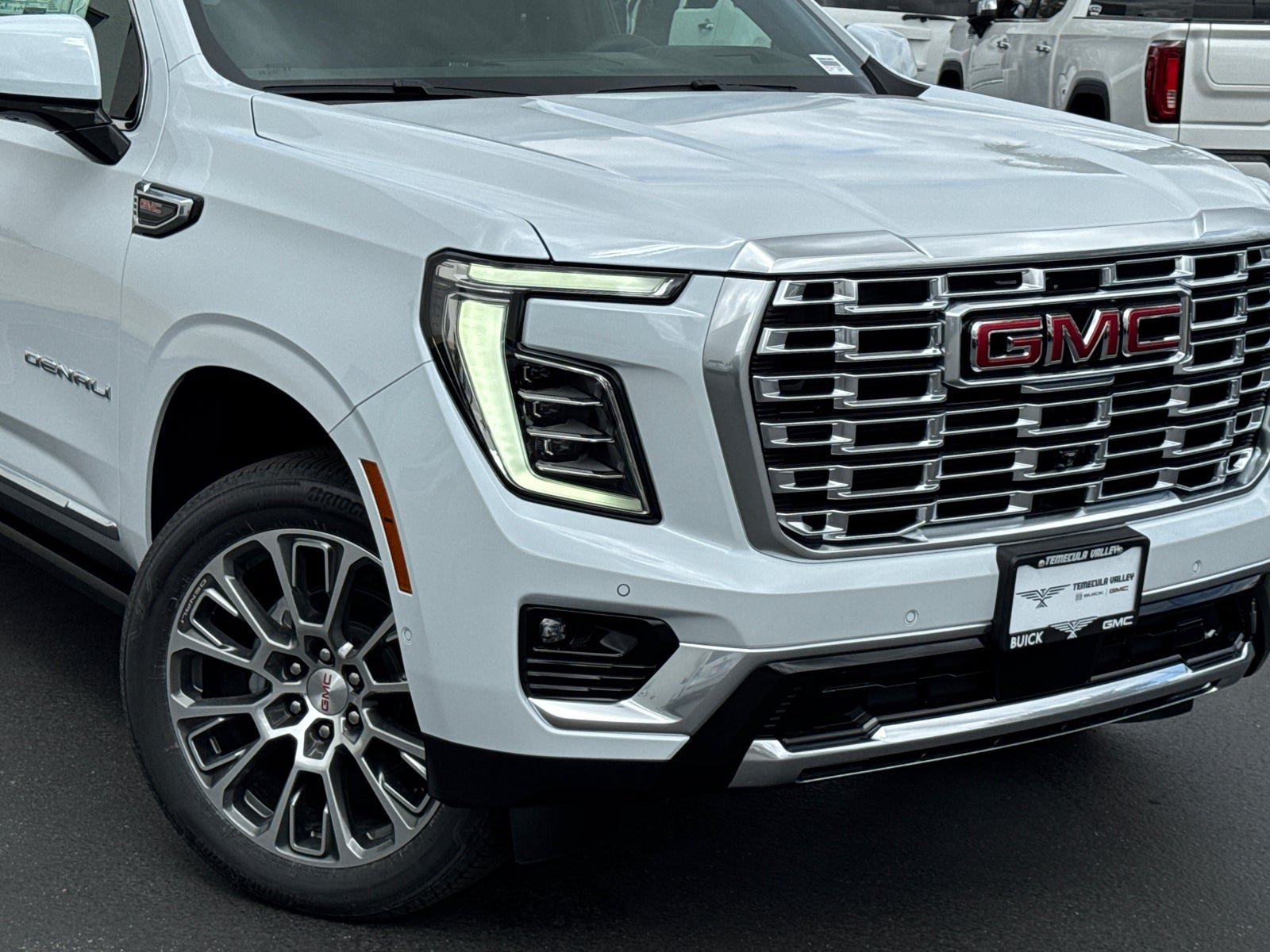 Used 2026 GMC Yukon XL Denali w/ Denali Reserve Package AWD/4WD image 3