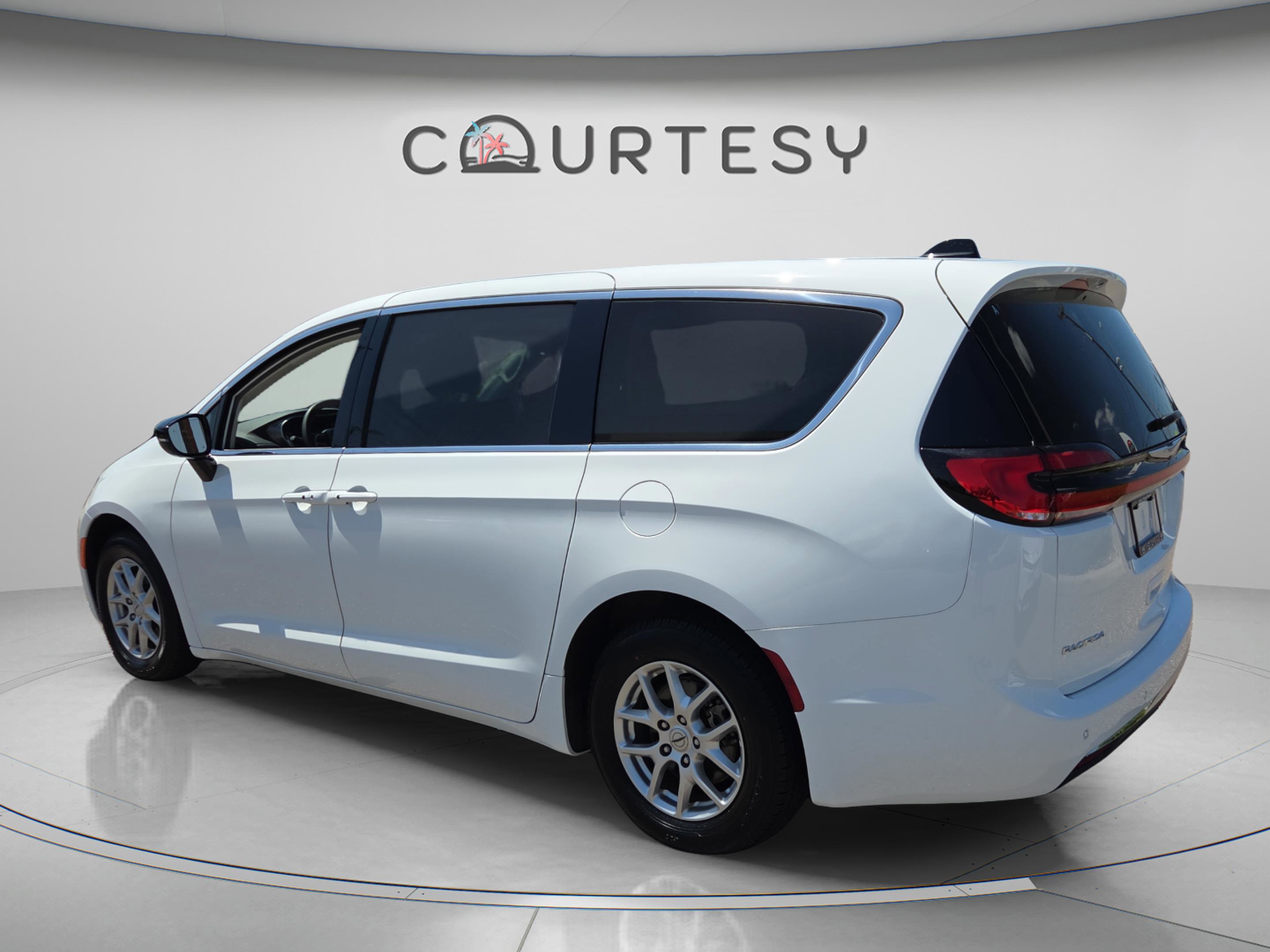 Used 2024 Chrysler Pacifica Touring-L image 3