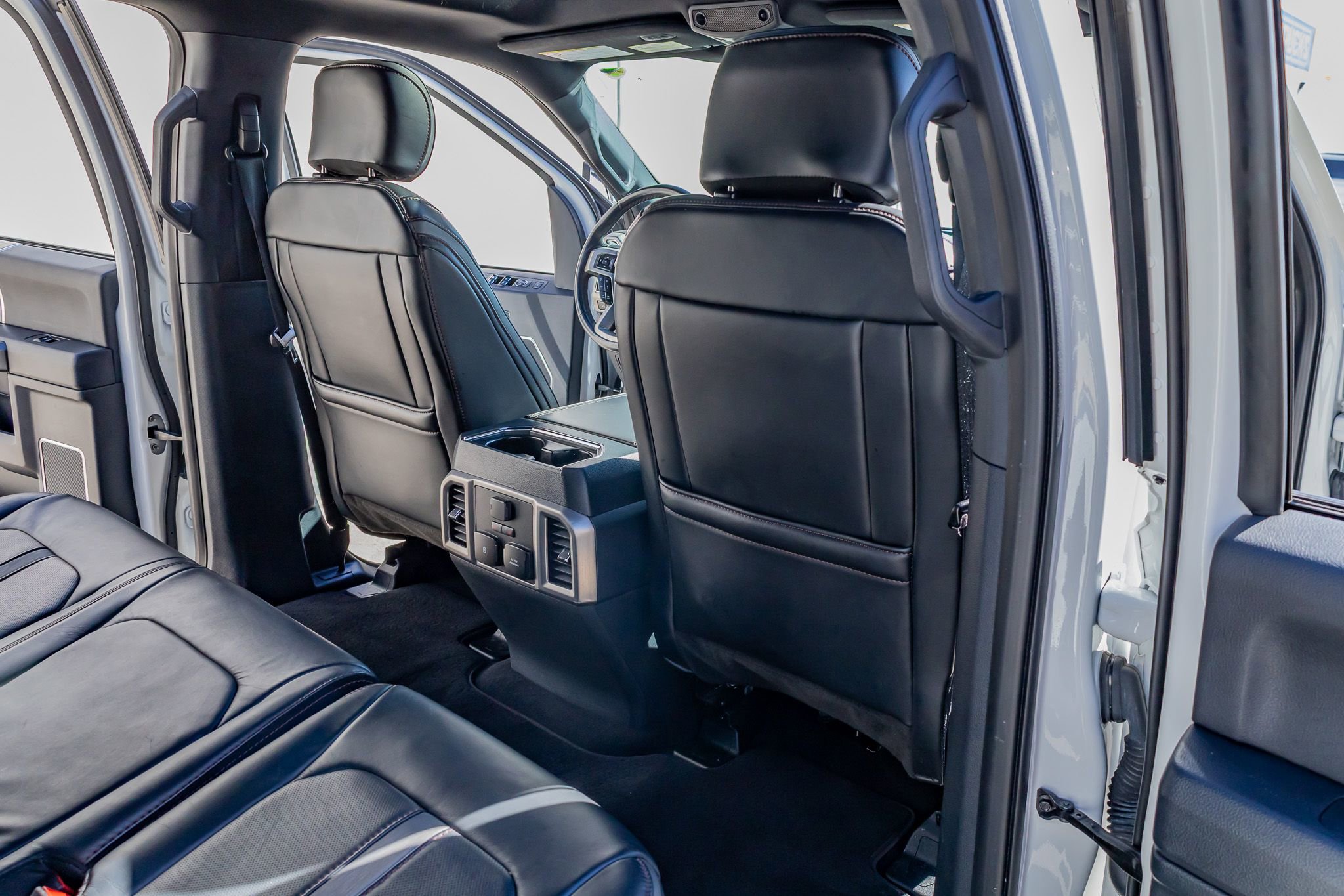 Used 2022 Ford F350 Platinum w/ FX4 Off-Road Package image 28