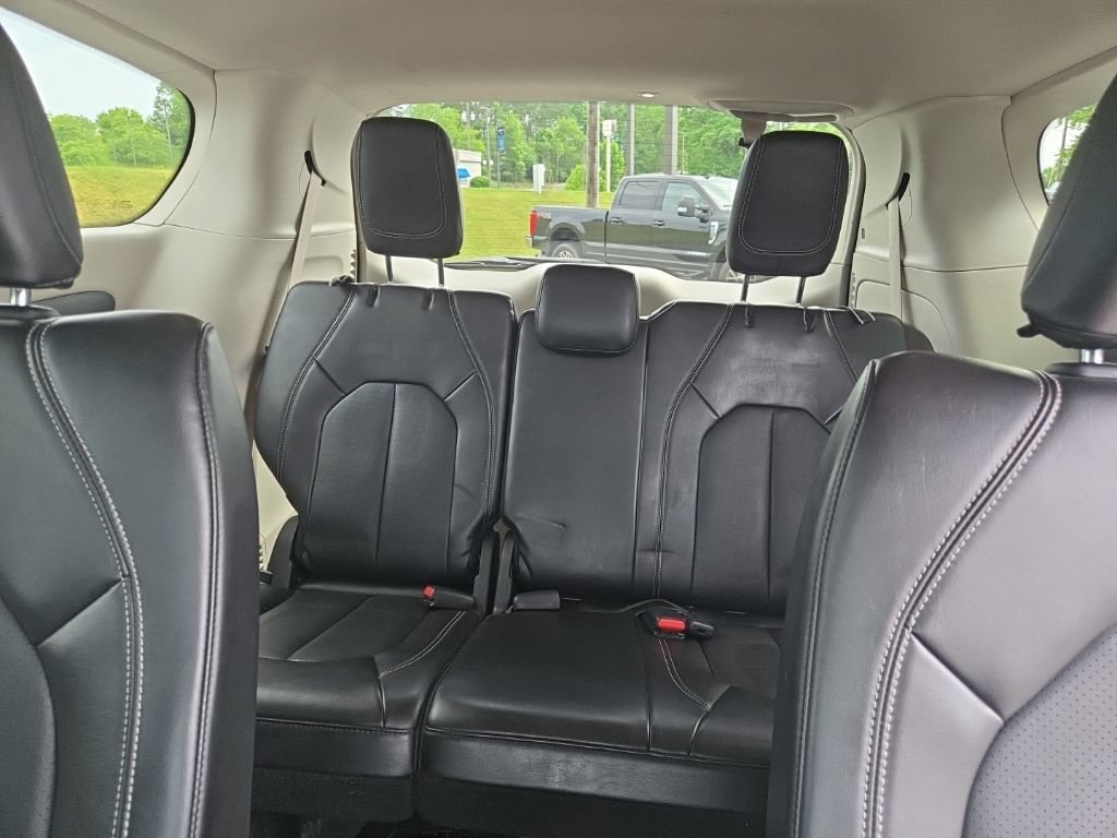 Used 2024 Chrysler Pacifica Touring-L FWD image 12