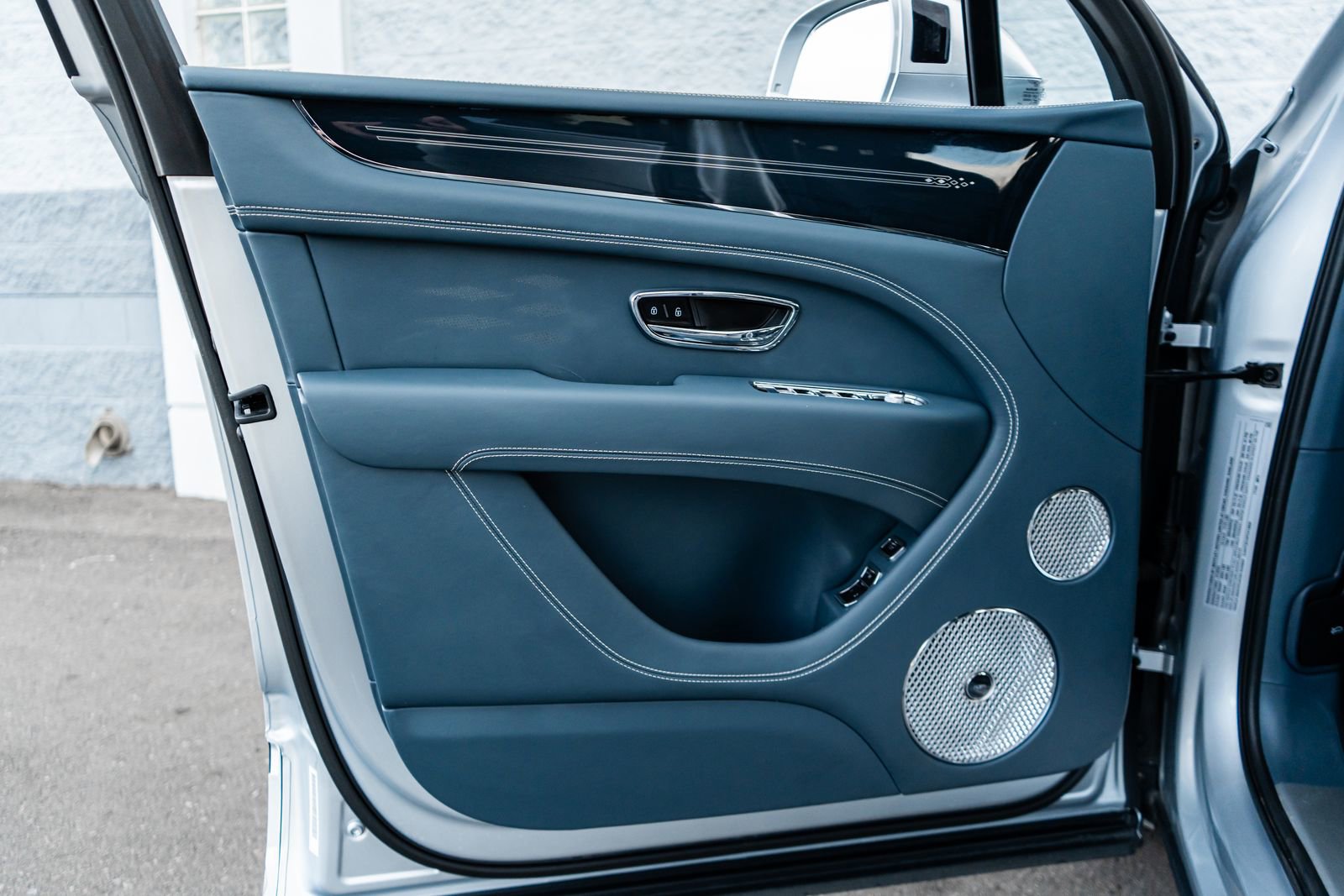 Certified 2023 Bentley Bentayga Extended Wheelbase image 23