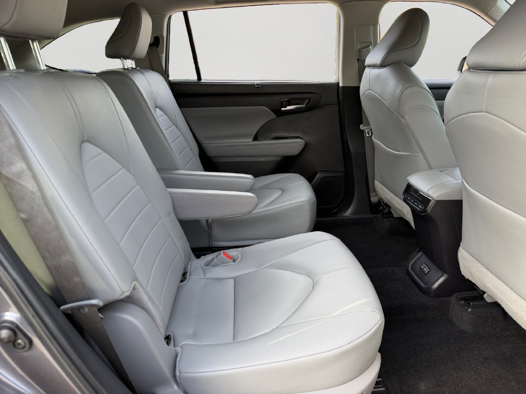 Used 2024 Toyota Highlander XLE AWD/4WD image 9