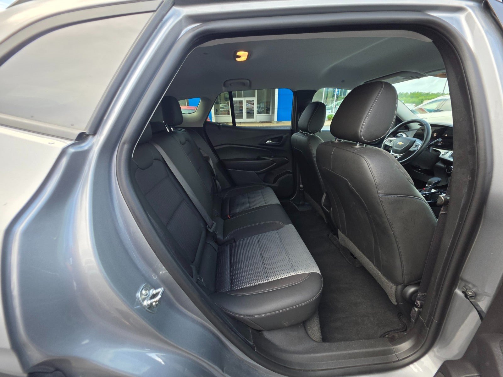 Used 2025 Chevrolet Trax LT w/ LT Convenience Package FWD image 17