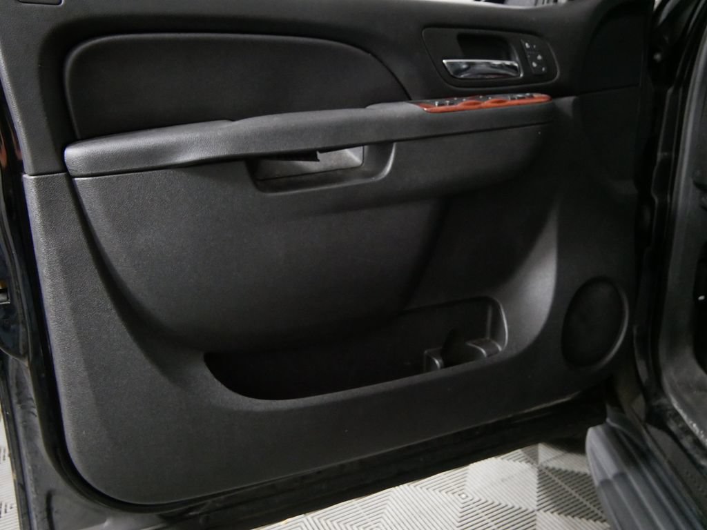 Used 2013 GMC Yukon SLT w/ SLT-2 Equipment Package AWD/4WD image 13